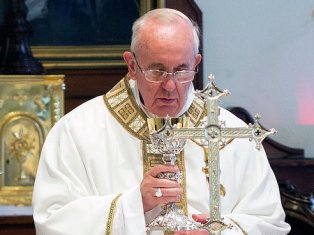 Папа римский Франциск работал вышибалой в ночном клубе