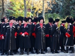Ռոստովի կազակները կազակական ավանդական հագուստով կշրջեն