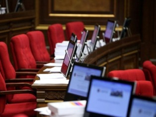 «Հրապարակ». Ռելաքսի մեջ հայտնված ԱԺ պատգամավորները սրտի դողով սպասում են