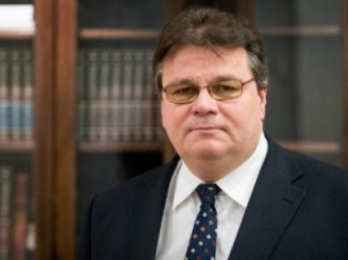 Глава МИД Литвы подарил участникам киевского Евромайдана теплые перчатки