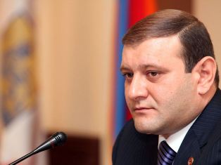 Мэр Еревана побывал на стекольном заводе в Тбилиси