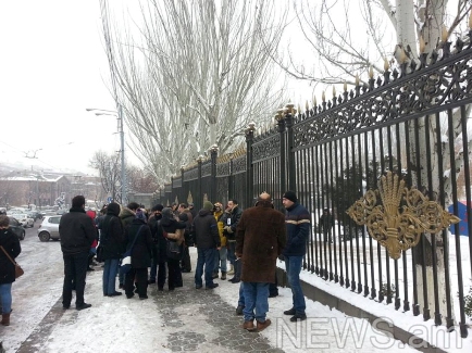 Armenian activists not leaving from nearby National Assembly