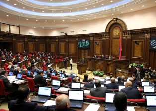 Внеочередное заседание парламента Армении было прервано на 20 минут из-за акции