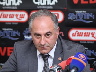 Զավեշտ է, Ձմեռ պապիներին պիտի՞ հաշվի, թե՞ տոնածառի խաղալիքները. Սուքիաս Ավետիսյա
