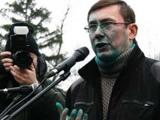 Экс-главу МВД Украины и его жену облили зеленкой