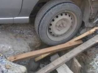 Քանաքեռում «Մերսեդես»-ն ընկել է փոսը