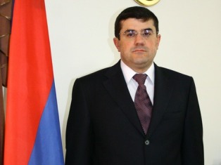 ԼՂՀ վարչապետը պատանի մարզիկներին ու գիտունիկներին նոր հաղթանակներ է մաղթել եւ պա