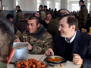 Накануне Нового года министр финансов Армении посетил воинскую часть