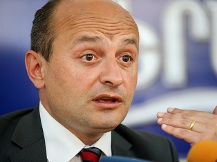 Ստյոպա Սաֆարյան. Քաղաքական պայքարը կրկին  տեղափոխվում է երեք նախագահների եռանկյո