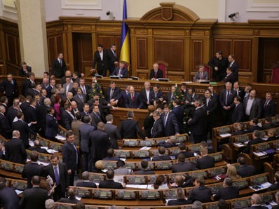 Украинская оппозиция заблокировала трибуну и президиум парламента
