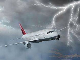 В летевший из Стамбула в Сочи Airbus попала молния