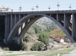 Կիեւյան կամրջի վրա երեք մեքենա բախվել են իրար