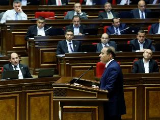 Armenian PM holds up Belarus ambassador as an example