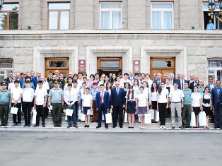 Բակո Սահակյանը մրցանակներ է հանձնել արցախցի աշակերտներին՝ օլիմպիադաներում հաղթել