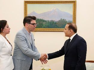 Վարչապետն ընդունել է անվանի դիզայներ Մայքլ Արամ Վոլոհոջյանին եւ առաջարկել Հայաստ