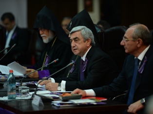 Armenia president invites Turkish leader to visit Yerevan on April 24, 2015