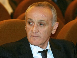Սուխումիում տասնյակ հազարավոր ընդդիմադիրներ նախագահի եւ կառավարության հրաժարական