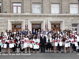 Բակո Սահակյանը Արցախի պետհամալսարանը գերազանցությամբ ավարտած մի խումբ շրջանավարտ