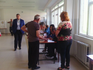 Գորիսում մեկնարկել են քաղաքապետի ընտրությունները. մարդիկ քվեարկության են գալիս մ