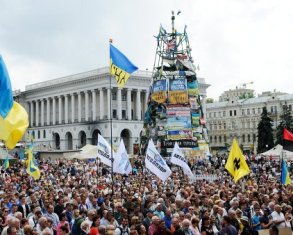 Майдан потребовал досрочных выборов в Раду и отставки главы погранслужбы Украины
