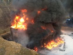 В иракской провинции Анбар боевики сожгли нефтехранилище