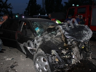 В Ереване иномарка врезалась в стену адвокатской конторы