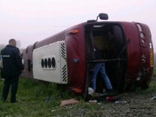 Автобус столкнулся с поездом на Сахалине: 4 погибших