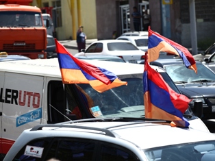 Ավտոերթի մասնակիցները չեն հեռանա, մինչեւ ազատ չարձակեն բերման ենթարկված իրենց չո
