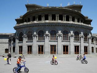 Անակնկալներով լի օր՝ «Զատիկ»-ի սաների համար, Ազատության հրապարակում