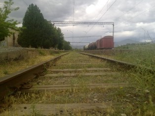Վարդենիսում մեքենան մնացել էր ռելսերի վրա