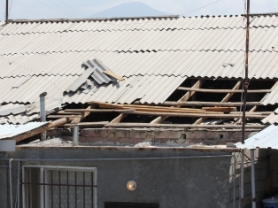 Քամու հետեւանքով պոկվել է շենքի տանիքը եւ ընկել մեքենաների վրա