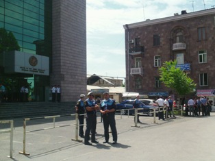 Суд по делу Шанта Арутюняна начинается при скоплении большого числа полицейских