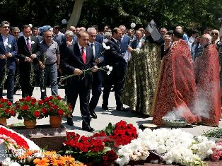 Armenian officials pay tribute to late PM (PHOTO)