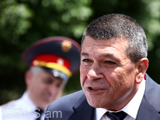 Начальник Полиции Армении поблагодарил раненых возле суда полицейских