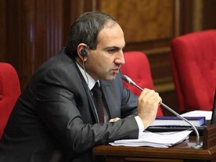Оппозиционный депутат: Рушите в Армении памятники и каетесь благими законами