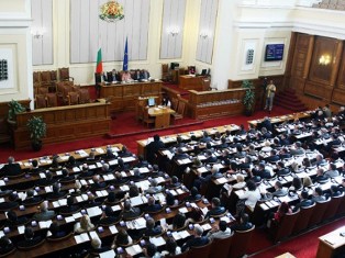 Парламент Болгарии проголосовал против вотума недоверия правительству