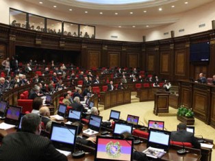 Глава парламентской фракции правящей партии Армении: Мы запретили нашим депутата