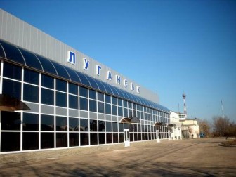 Լուգանսկում այրվում է օդանավակայանի շենքը