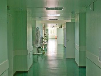 В Великобритании расширяют коридоры в больницах из-за тучных больных