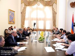 Премьер-министр Армении продолжил обсуждения с парламентскими силами по поводу п