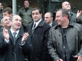 «Հրապարակ». Ծառուկյանը մինչեւ աշուն ժամանակ է վերցրել
