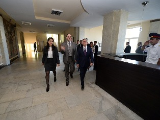 Armenian President visits Public TV (PHOTOS)
