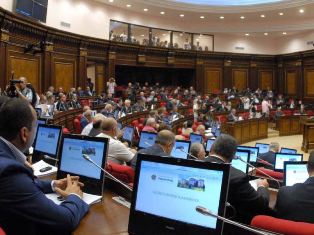 Парламентская оппозиция Армении обвиняет власть: Вы не дали нам прочесть ключевы