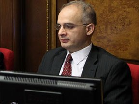 Оппозиционер: Спикер парламента Армении грубо нарушил регламент