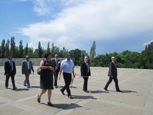 Israeli foreign ministry's delegation visits Armenian Genocide memorial