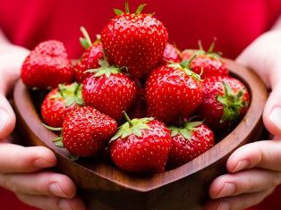 Ученые: Клубника делает людей счастливее