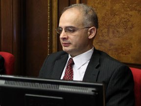 Оппозиционер – министру труда Армении: Теперь вы достаете деньги из карманов люд