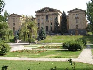 «Հրապարակ». Գալուստ Սահակյանը խախտել է կանոնակարգը կին պատգամավորների համար