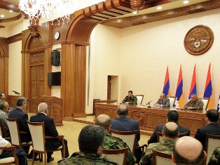Բակո Սահակյանն ու Գեւորգ Կոստանյանը քննարկել են ՀՀ եւ ԼՂՀ դատախազությունների համ