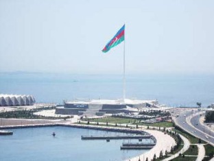 В Азербайджане спущен государственный флаг